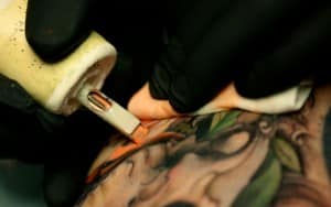 Фото: Нанесение татуировки
