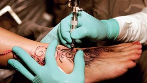 Фото: Мастер делает татуировку