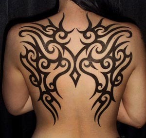 Фото: Татуировка на спине у девушки
